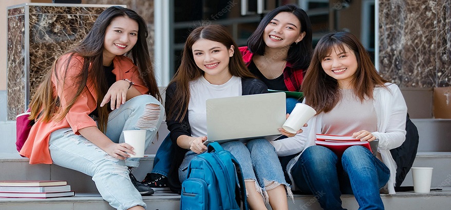 Gaya Busana Mahasiswi untuk Pergi ke Kampus