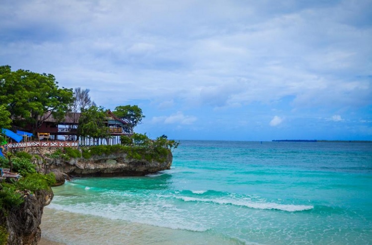 Tempat Liburan Favorit  dengan Pemandangan Pantai yang Memukau